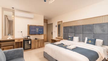 Standaard tweepersoonskamer, uitzicht op de woestijn | Een kluis op de kamer, een bureau, verduisterende gordijnen