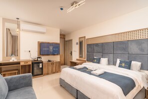 Standaard tweepersoonskamer, uitzicht op de woestijn | Een kluis op de kamer, een bureau, verduisterende gordijnen