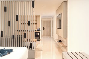 Standard-Dreibettzimmer | Zimmersafe, Schreibtisch, Verdunkelungsvorhänge, schallisolierte Zimmer