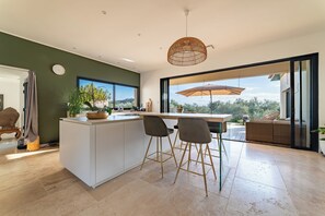 Interior - Exceptional contemporary villa - calm, spa pool & nature views (Chusclan)