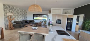 Smart TV, table football, books - Exceptional contemporary villa - calm, spa pool & nature views (Chusclan)