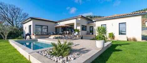 حمّام سباحة خارجي