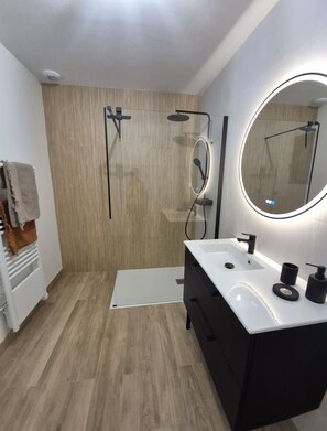 Douche, sèche-cheveux