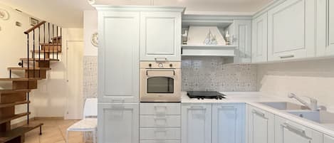Fridge, dishwasher