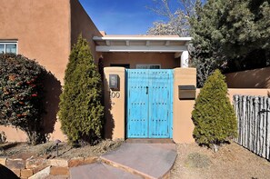 Exterior detail - Splendid 3-bedroom house with AC in charming historic Santa Fe - Monthly Rental (Santa Fe)