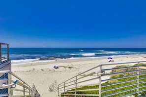 Sun-loungers, beach towels - LaJolla whole Beach house spa and ocean view. (San Diego)