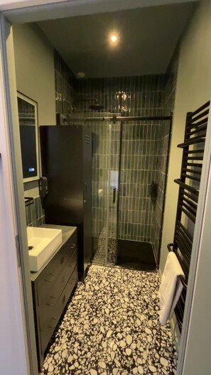 Dusj, hårføner, håndklær og såpe