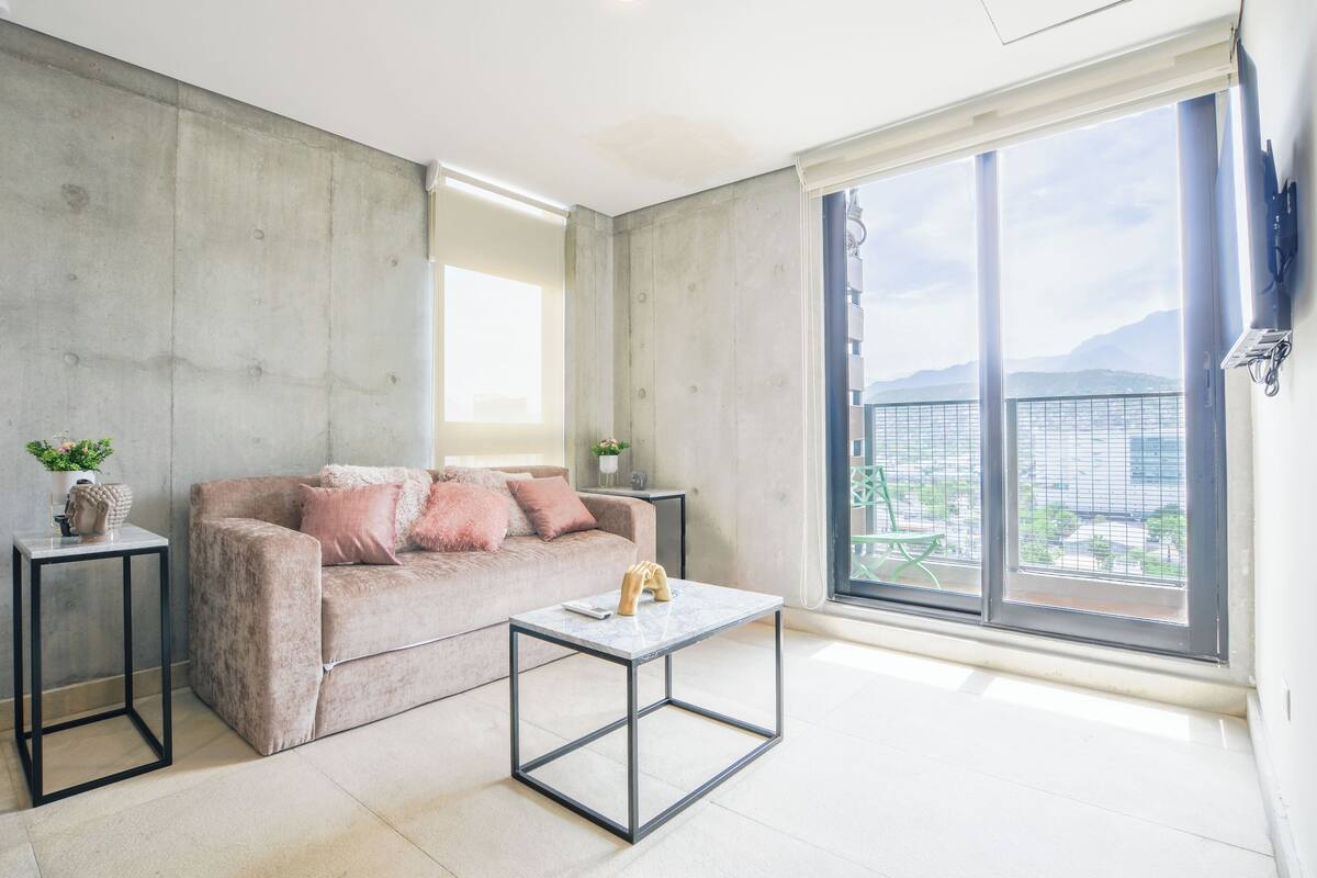 Standard-Suite, Balkon, Stadtblick | Wohnbereich