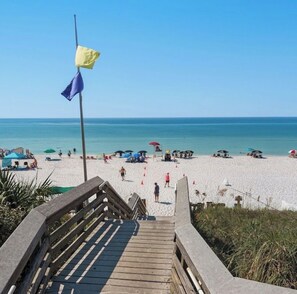 Beach - 3bd 2 bth condo in SRB Beach access 10 min walk to beach. Pool and fitness cntr (Santa Rosa Beach)
