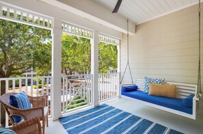 Property grounds - 3bd 2 bth condo in SRB Beach access 10 min walk to beach. Pool and fitness cntr (Santa Rosa Beach)