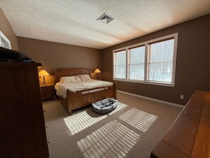 5 bedrooms, travel cot, free WiFi, bed sheets - Tremendous 5-bedroom house in Pocono Pines (Pocono Pines)