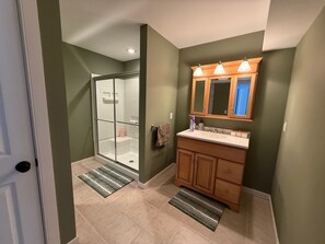 Shower, hair dryer, towels, soap - Tremendous 5-bedroom house in Pocono Pines (Pocono Pines)