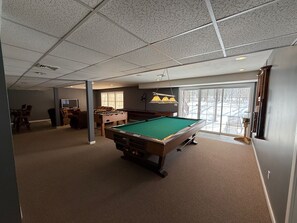 Games room - Tremendous 5-bedroom house in Pocono Pines (Pocono Pines)