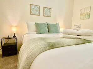 Tabla de planchar con plancha, wifi gratis y ropa de cama 