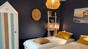 A bedroom with two beds, a wardrobe, a shelf with books and a lamp, and a painting on the wall. - Villa Patio Bleu, heated pool, center & beach (Arès)