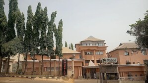 Un hôtel doté d’une enseigne de casino bien visible, d’une architecture moderne et d’une entrée sécurisée par un portail.