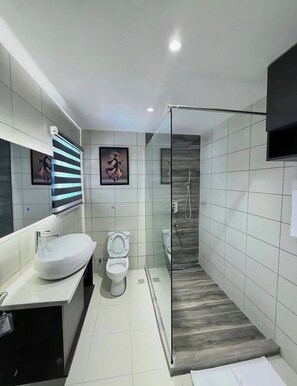 Habitación familiar, balcón, vista a la ciudad | Baño | Amenidades de baño gratuitas, secadora de cabello, toallas, jabón 