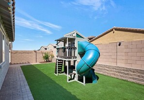 Children’s area - Spacious 4-bedroom house in pleasant Tucson with AC (Tucson)