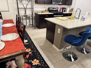 Microwave, oven, stovetop, dishwasher - Spacious 4-bedroom house in pleasant Tucson with AC (Tucson)