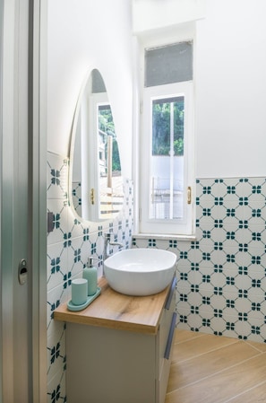 A bathroom with a white sink, a mirror, and a window. - Modern Apartment Sea&City Centre (Castellammare di Stabia)