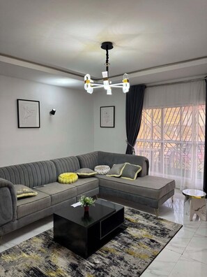 Deluxe-Apartment, Balkon, Stadtblick | Wohnbereich