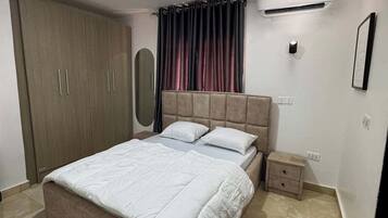 Deluxe-Apartment, Balkon, Stadtblick | Zimmersafe, Schreibtisch, laptopgeeigneter Arbeitsplatz