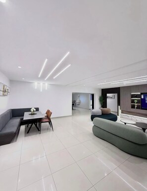 Deluxe-Apartment, Balkon, Stadtblick | Innenbereich