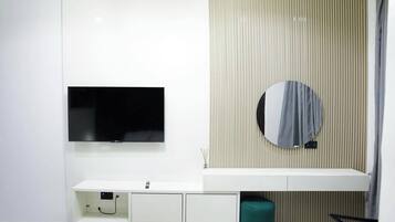 Deluxe Apartment, Balcony, City View | Interior