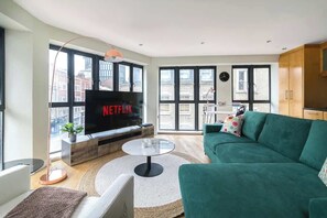 Smart TV, video games, offices - Luxury 70sqm 1BR Hoxton Sq near Old Street Tube Z1 (Greater London)