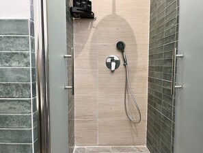 Doccia, asciugacapelli, bidet, asciugamani
