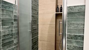 Doccia, asciugacapelli, bidet, asciugamani