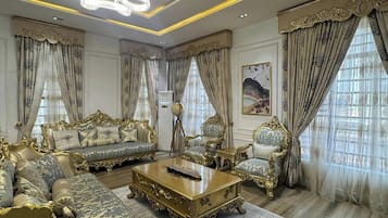 Familjerum - balkong - utsikt mot staden | Vardagsrum