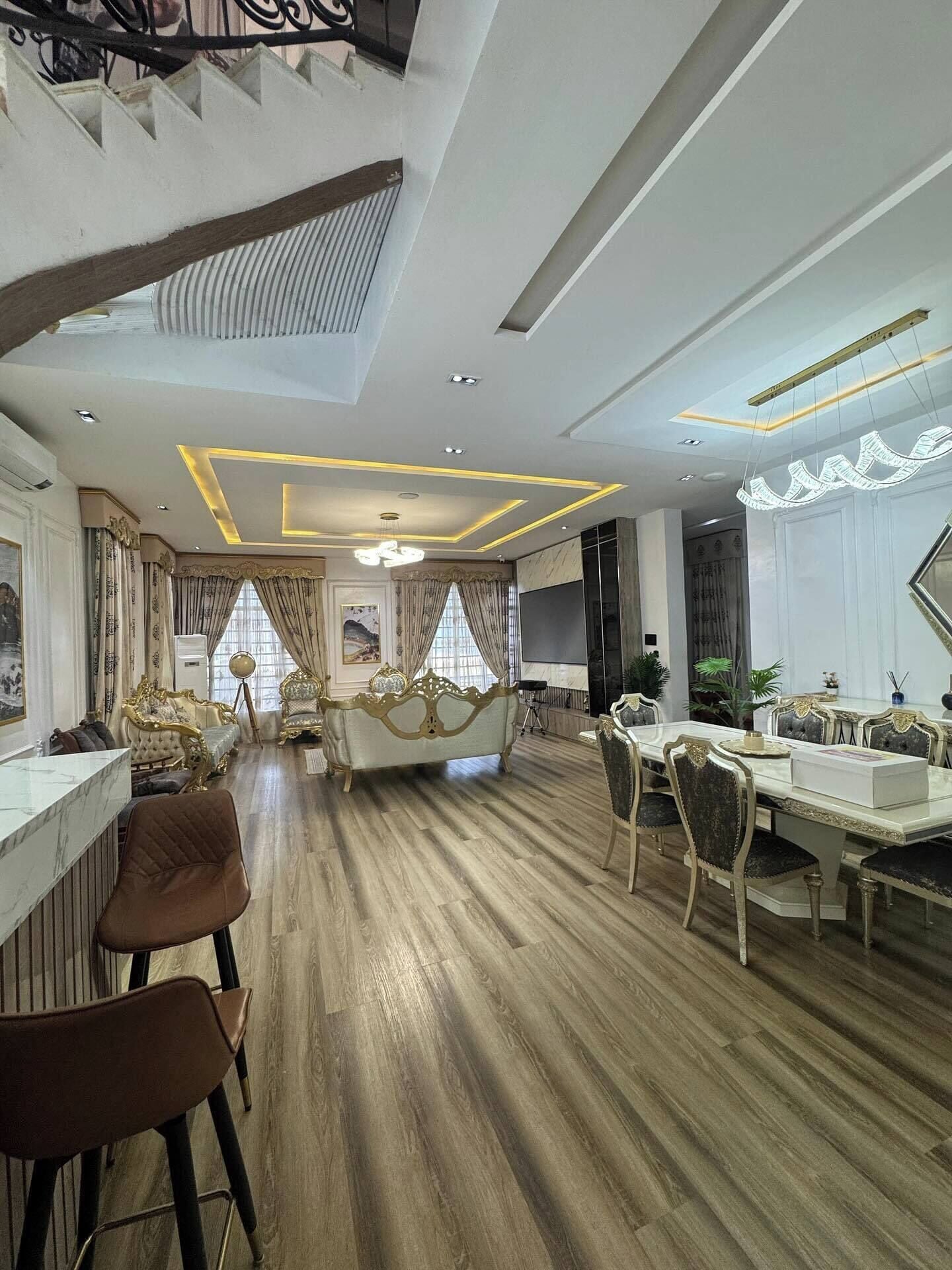 家庭房, 阳台, 城市景观 | 用餐