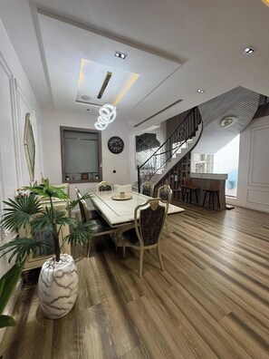 Familienzimmer, Balkon, Stadtblick | Innenbereich