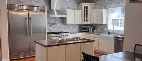 Fridge, oven, stovetop, dishwasher