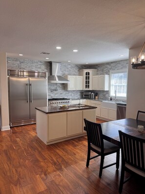 Fridge, oven, stovetop, dishwasher