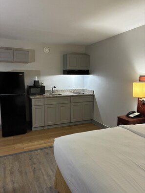 Estudi, 1 llit de matrimoni gran, cuina bàsica | Escriptori, espai de treball apte per a portàtils i cortines opaques 