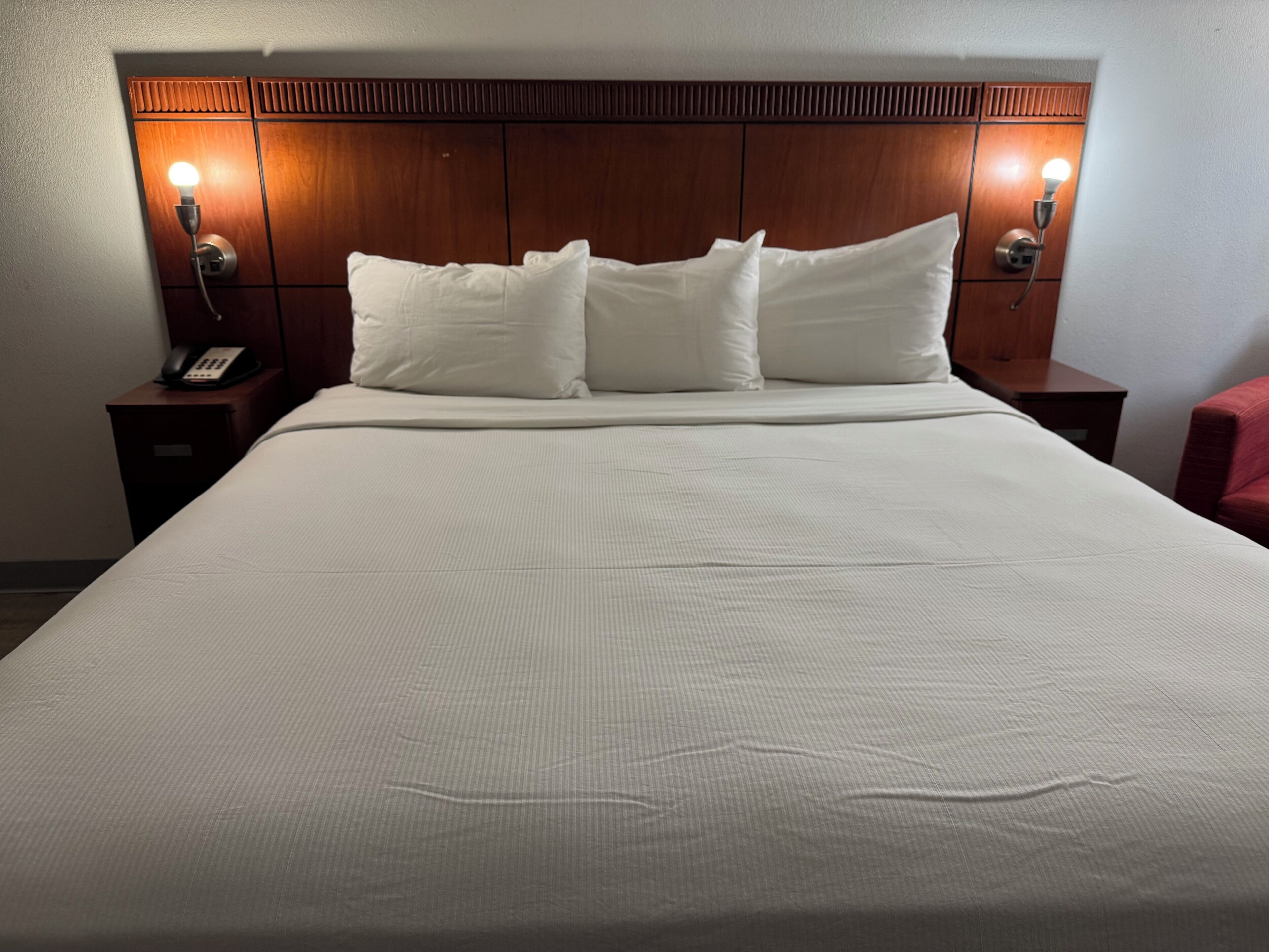 デスク、ノートパソコン用作業スペース、遮光カーテン、アイロン / アイロン台