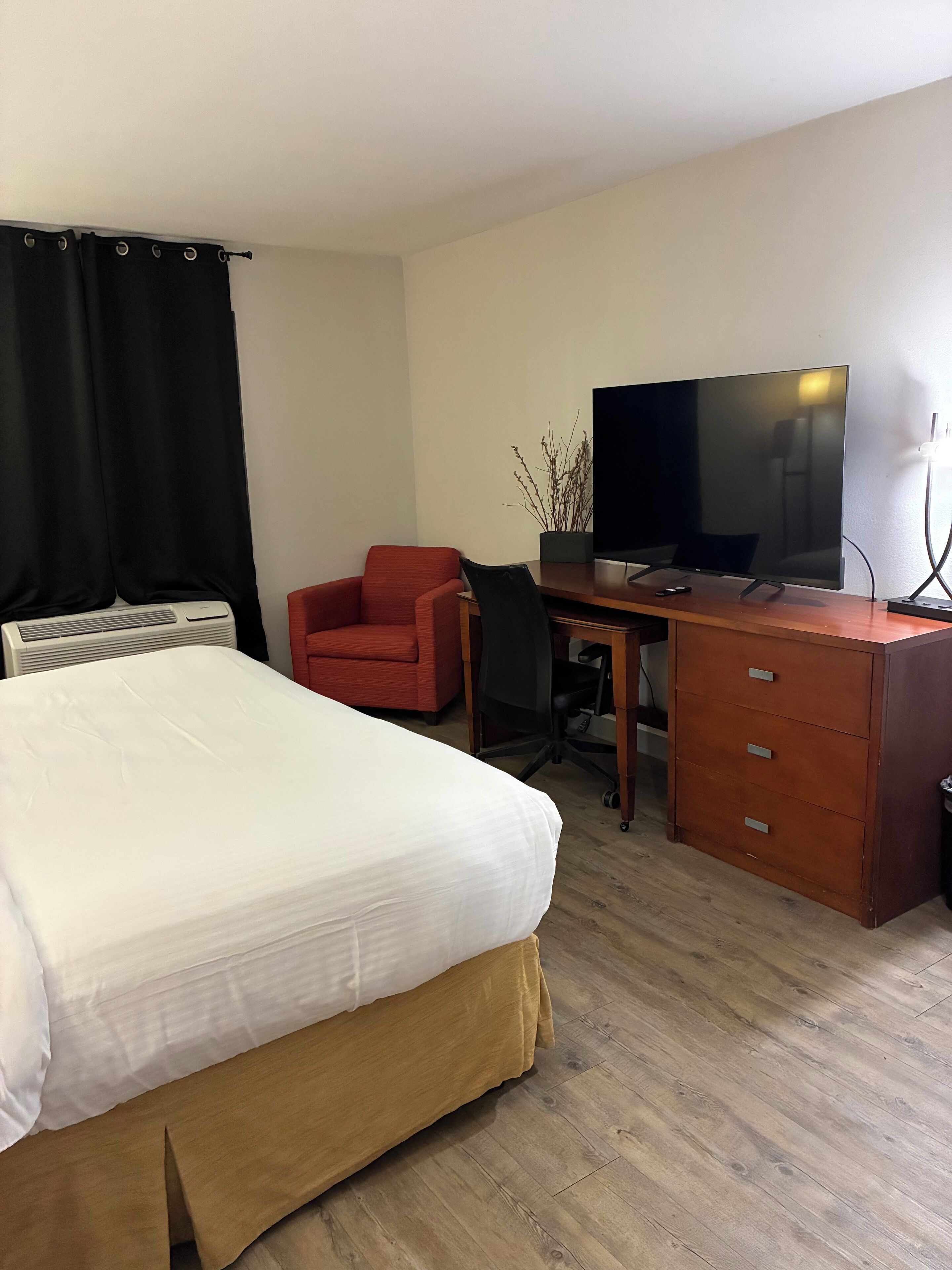 スタジオ キングベッド 1 台 簡易キッチン | デスク、ノートパソコン用作業スペース、遮光カーテン、アイロン / アイロン台