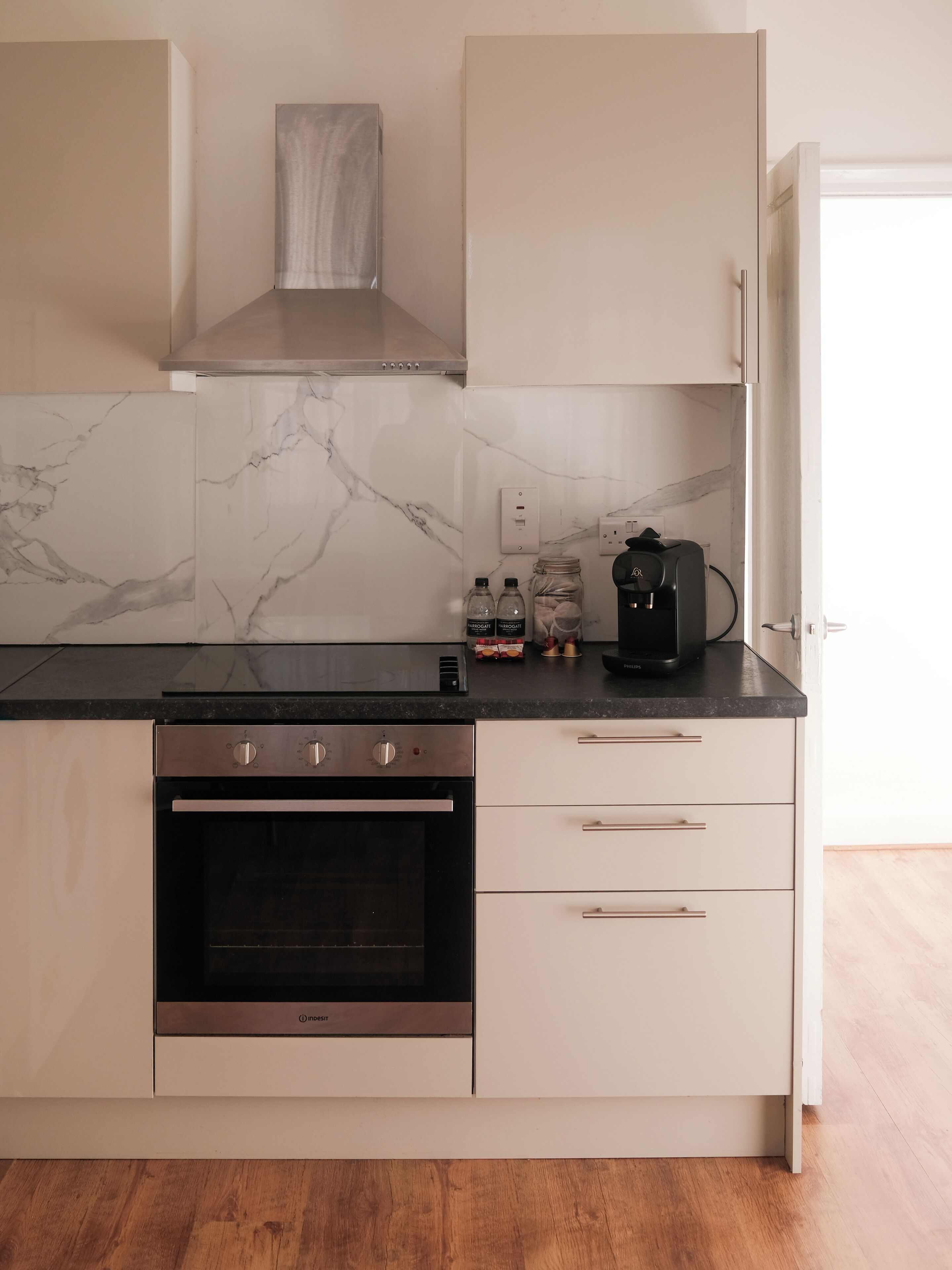 Coffee/tea maker, fridge, oven, stovetop