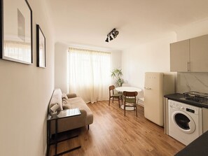 Interior - Bright 2BR - 5min to Highbury & Islington Station (under 20min to Oxford Circus) (London)