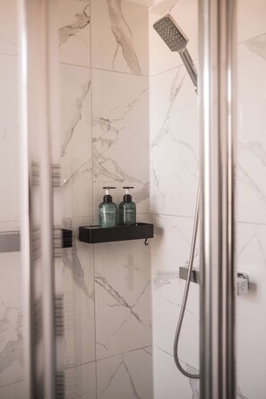 Dusche, Handtücher, Seife, Shampoo