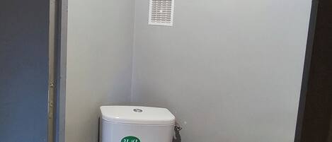 Suihku, hiustenkuivaaja, pyyhkeet, saippua