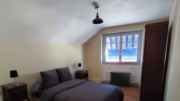 Iron/ironing board, WiFi, bed sheets