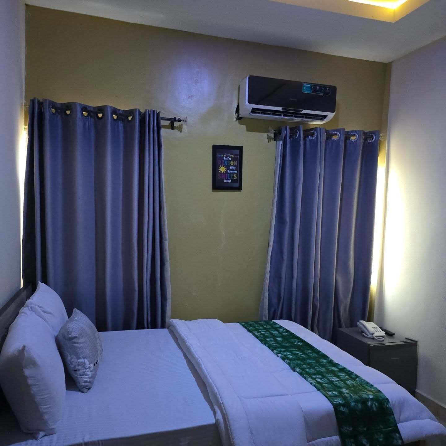 Rom – junior, balkong, byutsikt | Skrivebord, skrivebord for bærbar PC, blendingsgardiner og lydisolert