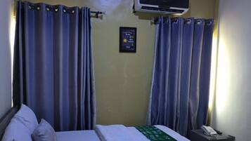 Rom – junior, balkong, byutsikt | Skrivebord, skrivebord for bærbar PC, blendingsgardiner og lydisolert