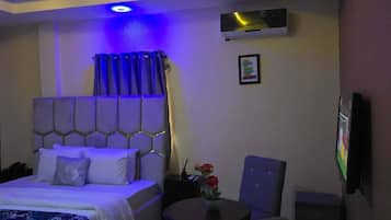 Junior-huone, parveke, kaupunkinäköala | Työpöytä, kannettavalle tietokoneelle sopiva työtila, pimennysverhot