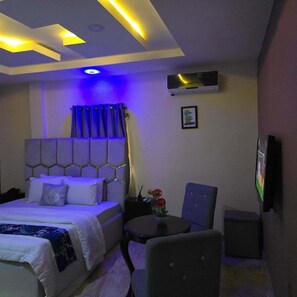 Chambre Junior, balcon, vue sur la ville | Bureau, espace de travail pour ordinateurs portables