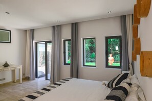 Coffres-forts dans les chambres, fer et planche Ă repasser