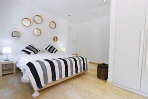 Coffres-forts dans les chambres, fer et planche Ă repasser